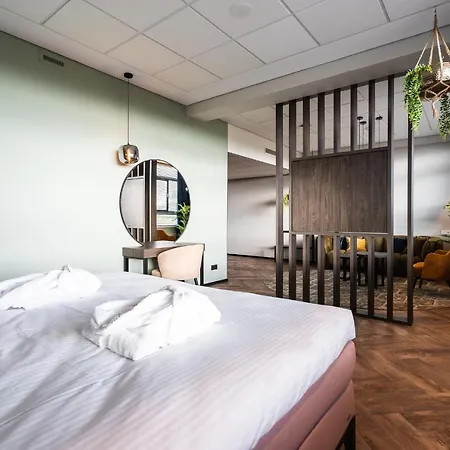 Onderwijshotel De Rooi Pannen Αϊντχόφεν